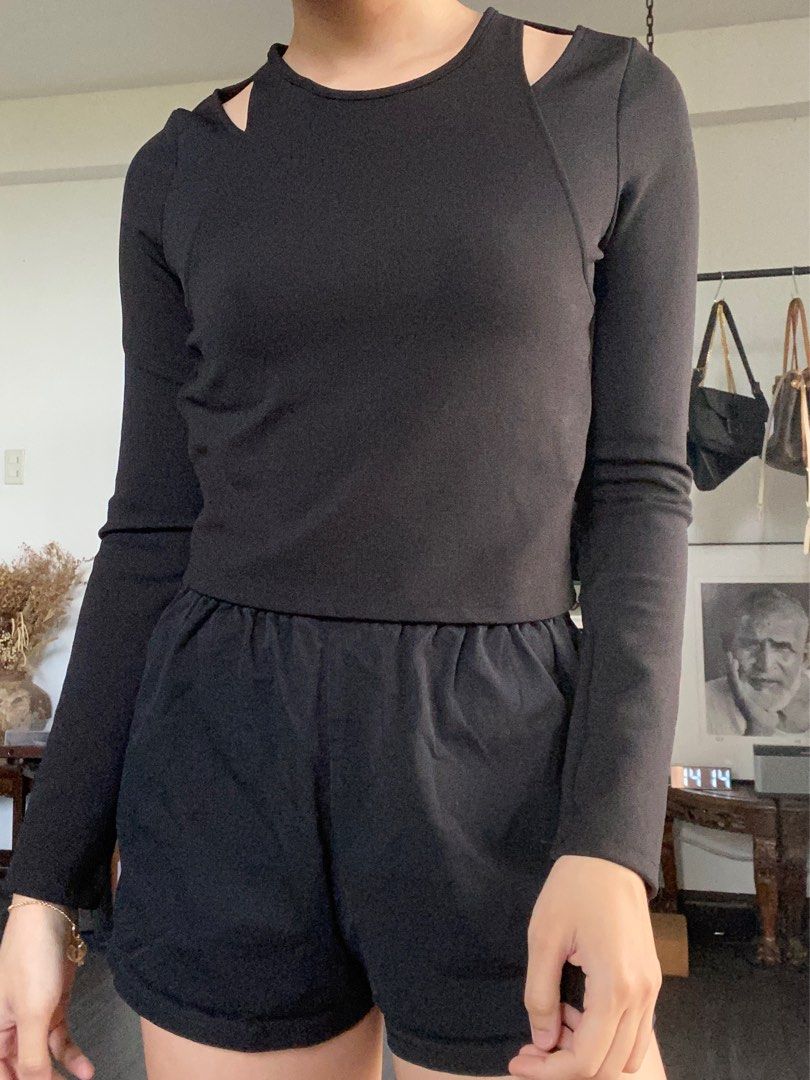 Authentic Zara Black Longsleeve Top with Collarbone Slits (Category: Longsleeves) located in Cebu City. Submitted by ellacece (Listing ID 1203824828, Image 1). Description: Another classic longsleeve from Zara :-) no issues whatsoever with the top. Has a zipper on the side that's in great condition and the condition is a 10/10. The slits at the collarbone make it look unique and really cool 😁 only selling this cause I have wider shoulders and it