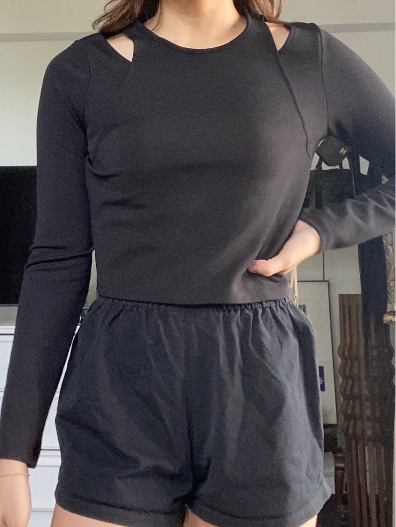 Authentic Zara Black Longsleeve Top with Collarbone Slits (Category: Longsleeves) located in Cebu City. Submitted by ellacece (Listing ID 1203824828, Image 2). Description: Another classic longsleeve from Zara :-) no issues whatsoever with the top. Has a zipper on the side that's in great condition and the condition is a 10/10. The slits at the collarbone make it look unique and really cool 😁 only selling this cause I have wider shoulders and it