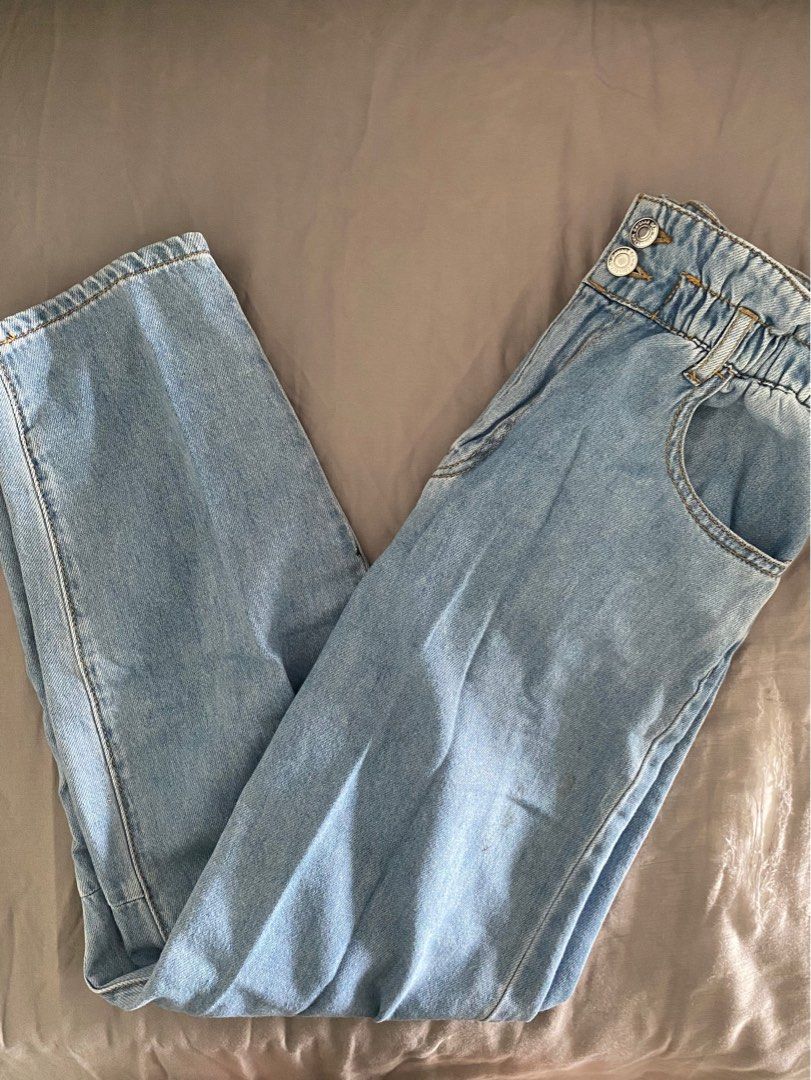 Bershka Denim Balloon Jeans (Category: Jeans) located in Cebu City. Submitted by ellacece (Listing ID 1203813586, Image 2). Description: Bought this right before lockdown so I never got to use it 🥲 didn't think it was my style anymore but there's nothing wrong with these jeans 😁 Quality is quite good and the fit is really, really comfortable. Fits a size S-M well :-) RFS: no longer my style.