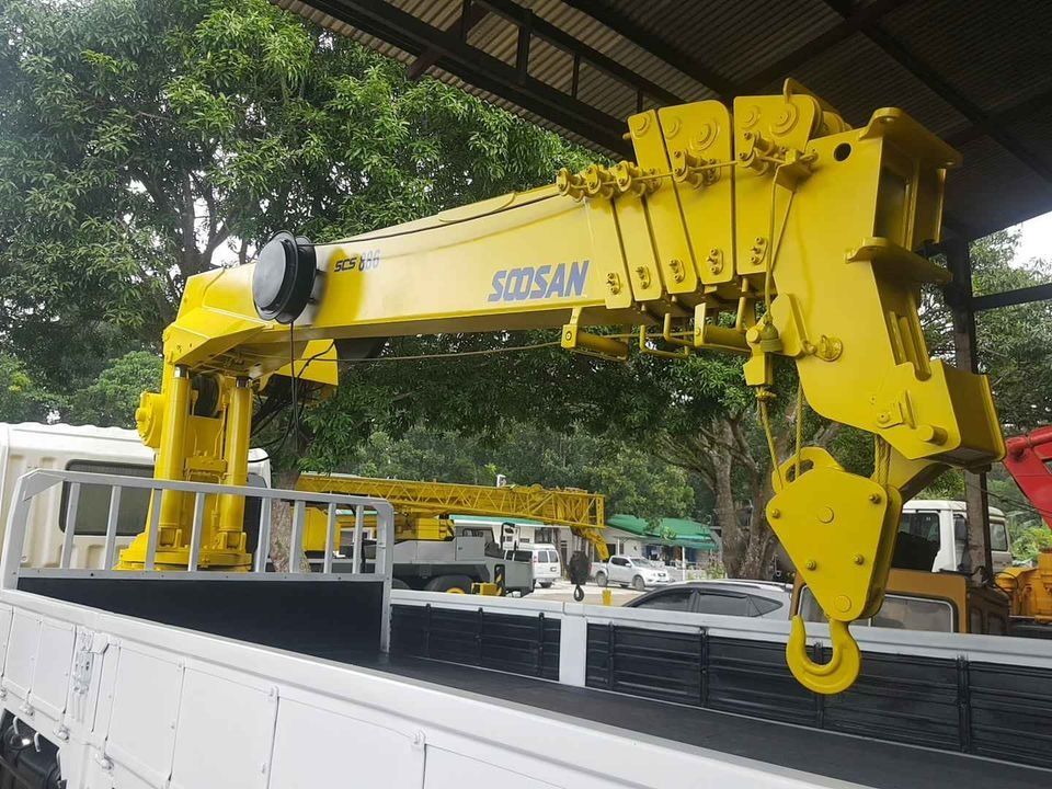 Boom Truck 7 Tons Crane Capacity HYUNDAI, Commercial & Industrial