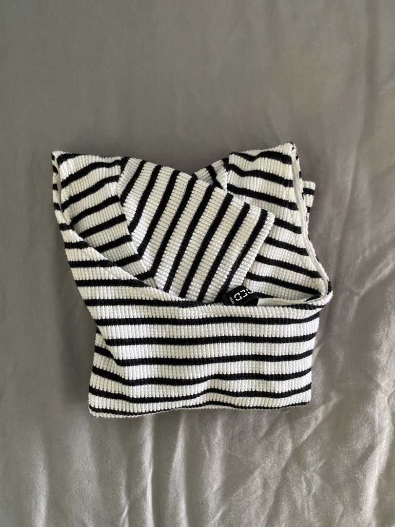 H&M Black and White Striped Crop Top (Category: Shirts) located in Cebu City. Submitted by ellacece (Listing ID 1203816865, Image 2). Description: H&M black and white striped crop top :-) this is well-used but still in great condition 😁 no issues other than a bit of stretching of the fabric (natural wear and tear). Really cute, just too big for me hehe RFS: doesn't fit anymore.