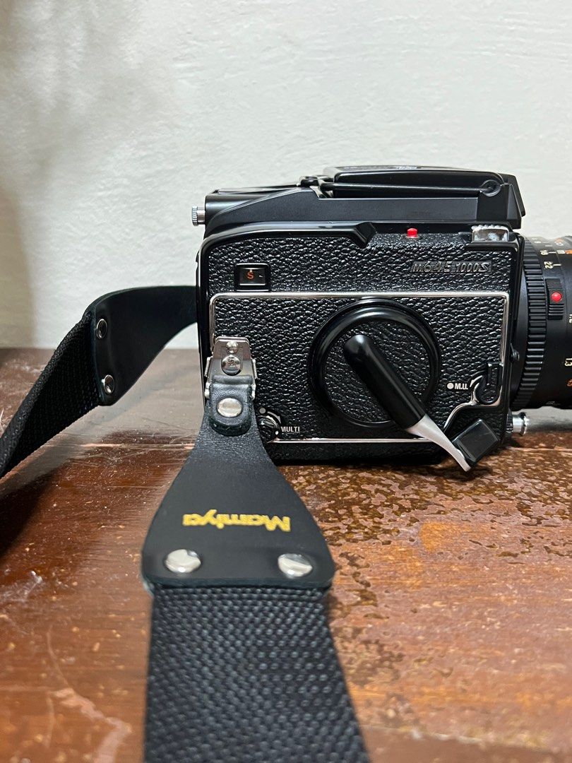 Mamiya 645 1000s (Waist level viewfinder with Mamiya strap