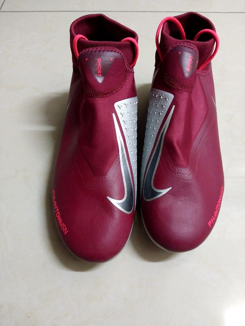 Maroon top phantom vision