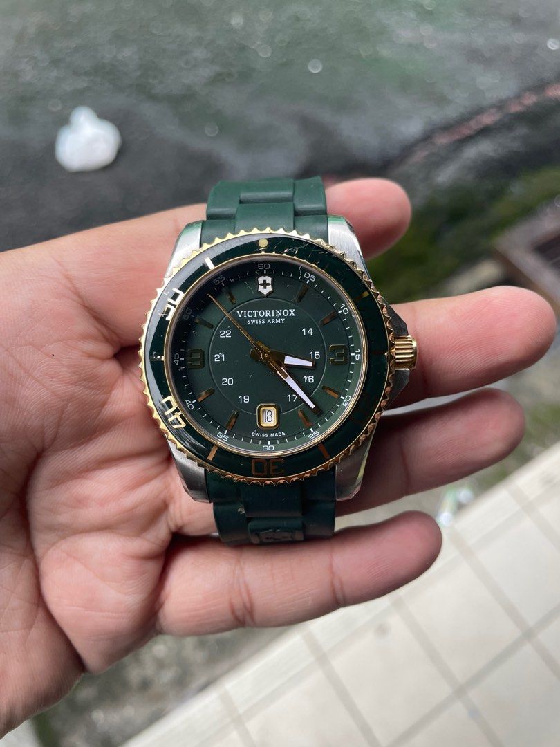 Victorinox maverick sales green dial