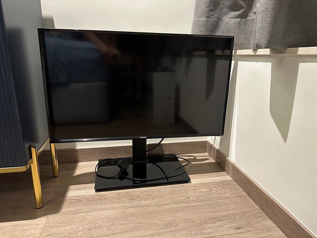 32 inch Samsung TV with swivel/pivot stand. 32, 家庭電器, 電視 & 其他娛樂, 電視