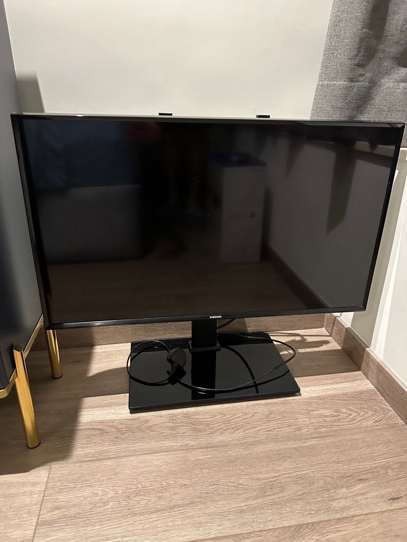 32 inch Samsung TV with swivel/pivot stand. 32, 家庭電器, 電視 & 其他娛樂, 電視