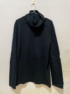 黑色寬鬆高領立挺剪裁衛衣