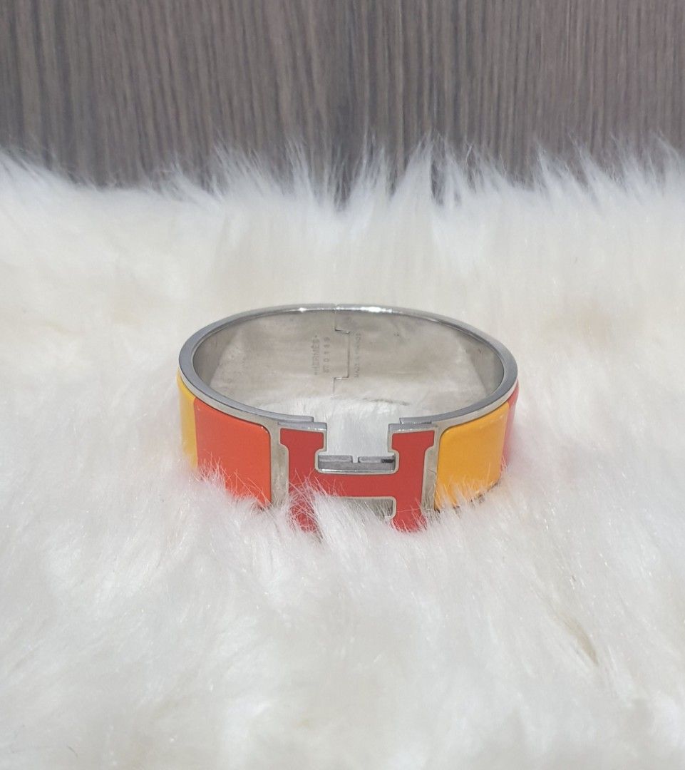 Authentic Hermes Clic Clac (Category: Luxury Accessories) located in Pasig City. Submitted by castlescollections (Listing ID 1204114471, Image 1). Description: RANK A Guaranteed Authentic Ready for pick-up/delivery🛵🏍 Feel free to dm me if interested COD via LBC is also accepted🚛 MOP: Gcash, Paymaya, BDO, BPI & CBC.