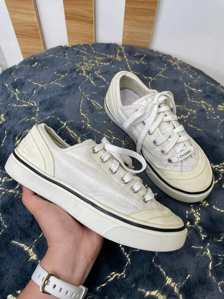 Sneakers Chanel Chanel Classic Sneakers in Ivory Size 36.5 EU
