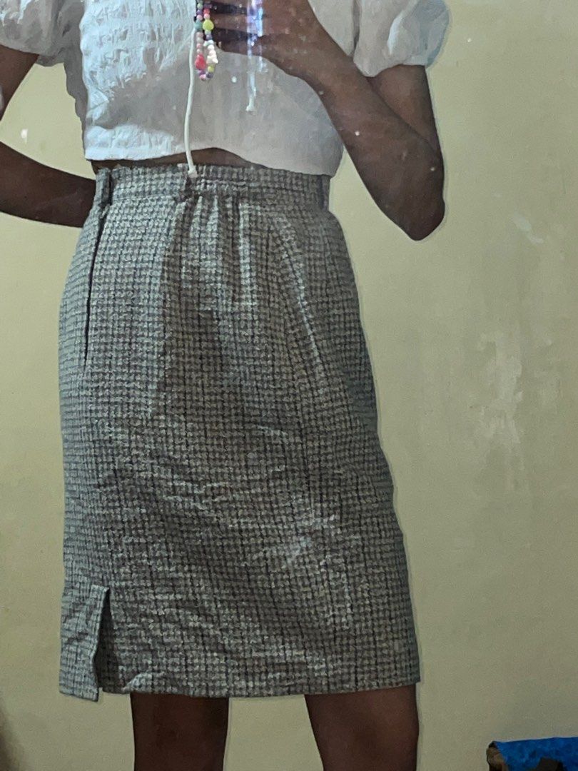 Gingham Midi Skirt (Category: Skirts) located in San Marcelino. Submitted by ksooos (Listing ID 1204077081, Image 3). Description: 🥝 unused 🥝 xs-s.