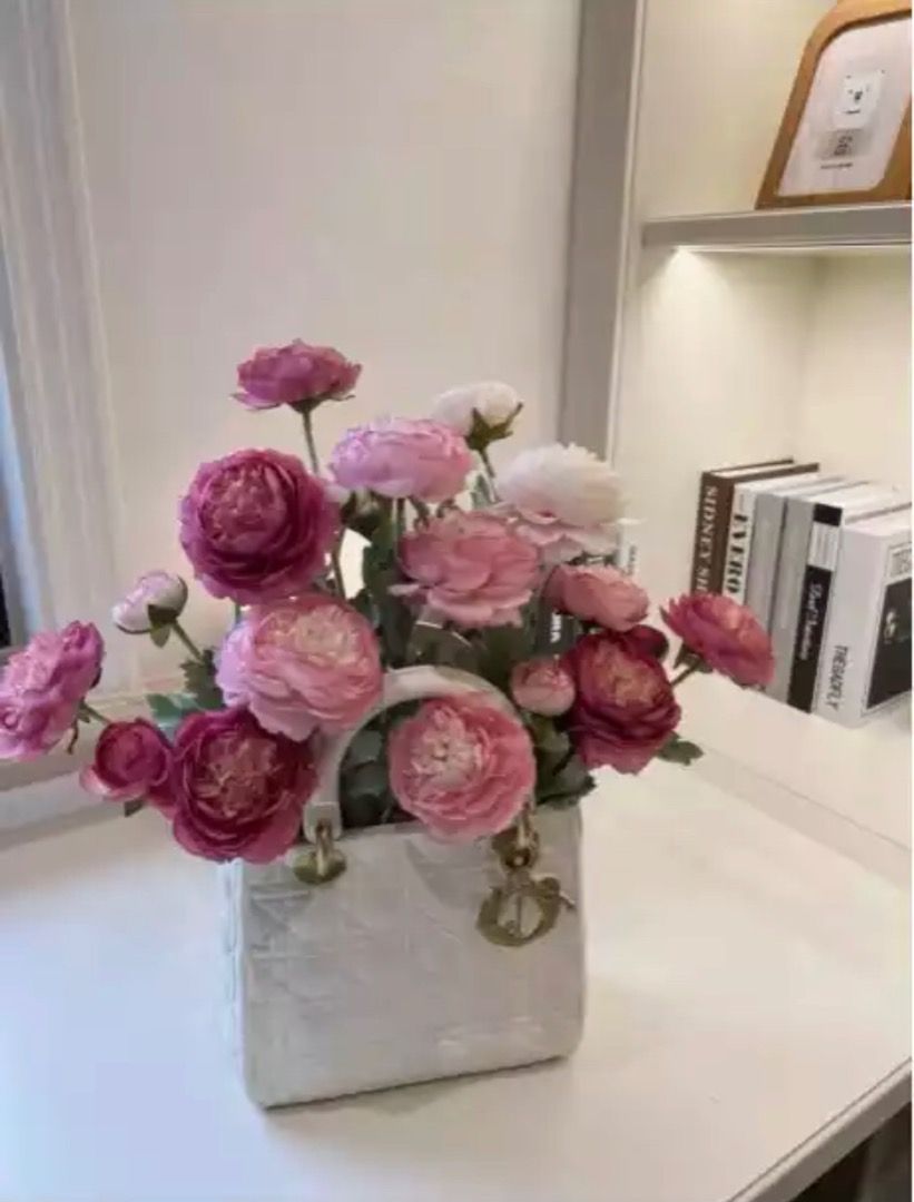 Dior vase clearance