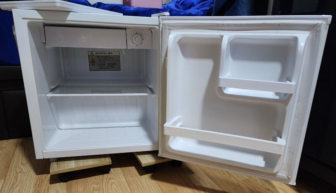 LeMaison 48L bar fridge, TV & Home Appliances, Kitchen Appliances