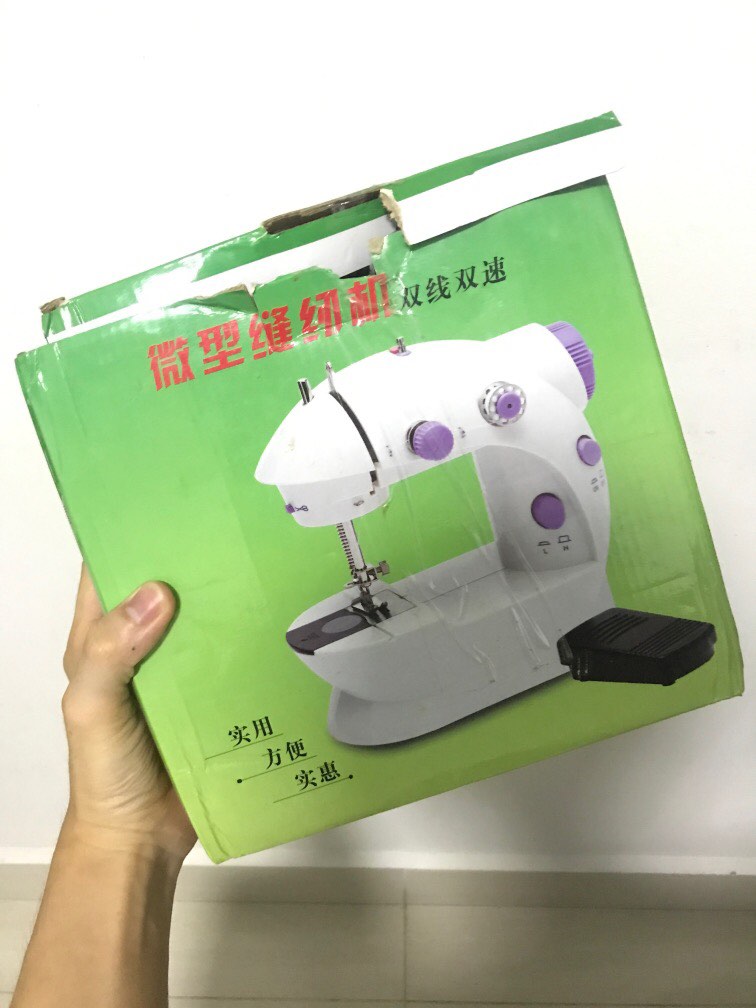Mini sewing machine, Hobbies & Toys, Stationery & Craft, Craft Supplies