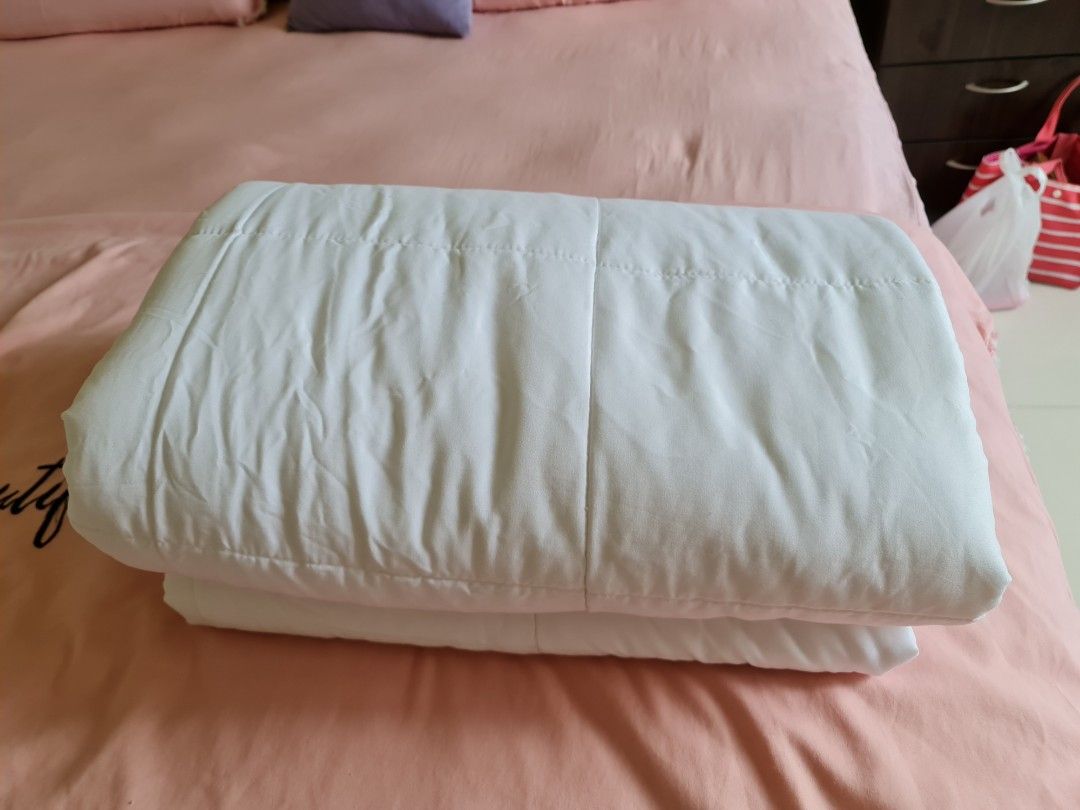 Quilt ( Akemi Luxe Alternative Down Quilt), Furniture & Home Living