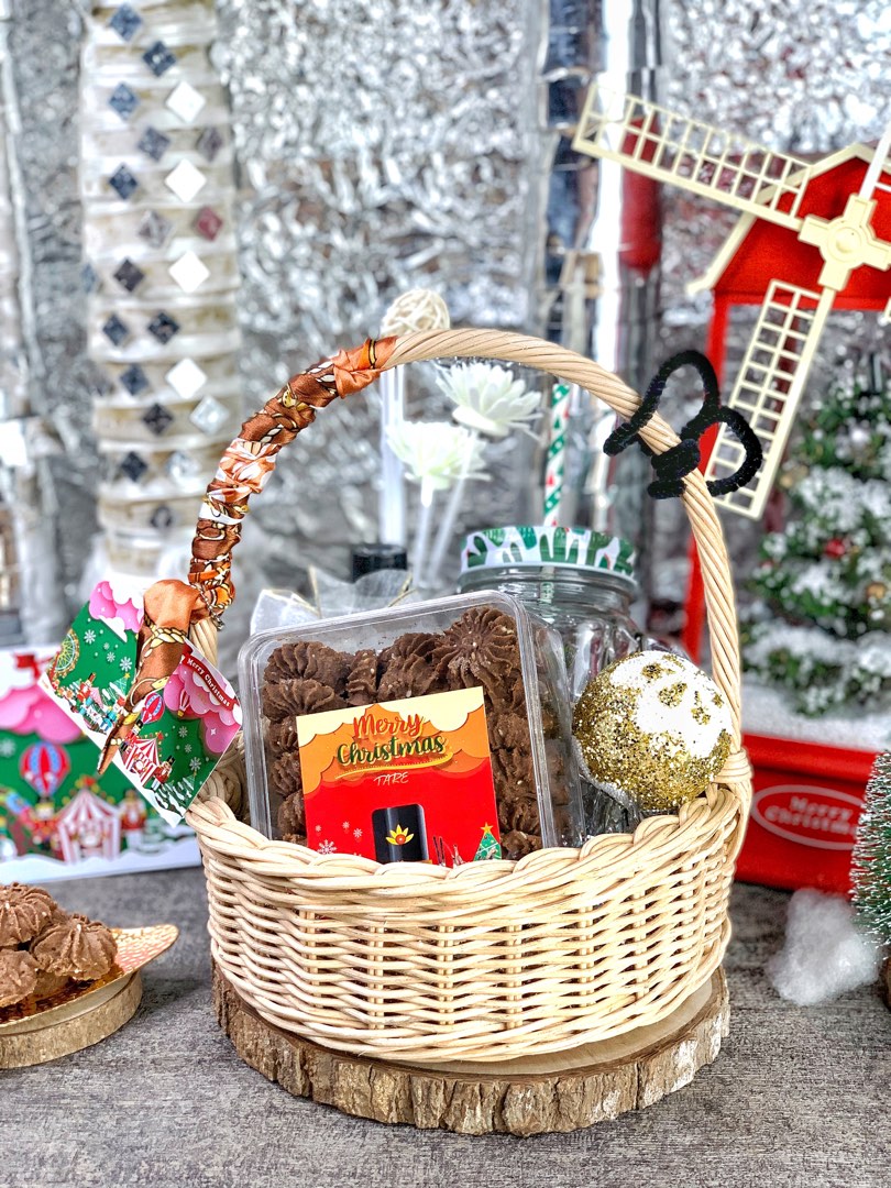 Ready Christmas Hampers Christmas Gift Kado Natal Murah, Makanan & Minuman,  Snek Di Carousell