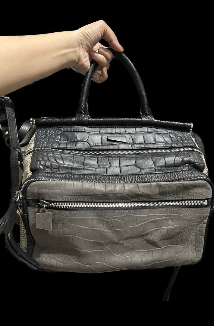 Rouge and Lounge 2way (Category: Luxury Bags & Wallets) located in Rizal. Submitted by jbme_preloved_finds (Listing ID 1204096790, Image 1). Description: .