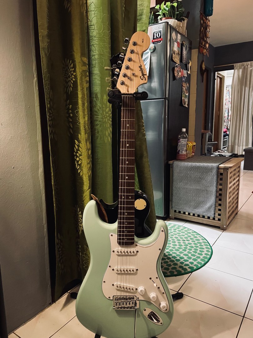 Amazon.com: Fender Squier Stratocaster Electric Guitar - Surf