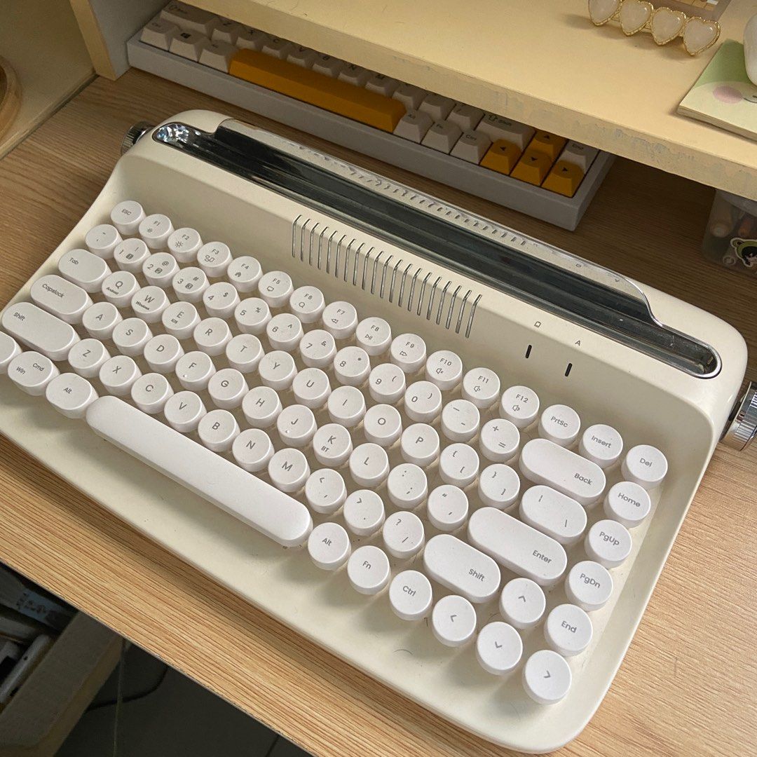 Yunzii Actto B303 Typewriter Keyboard (Butter Ivory), Computers & Tech