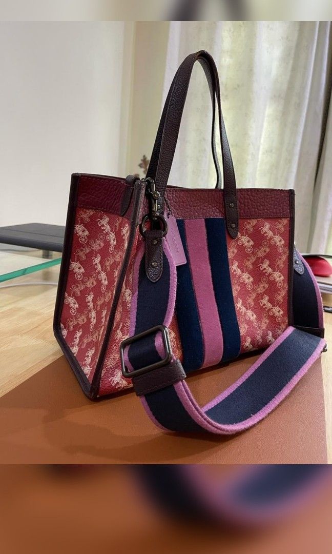 Field tote 40 with horse 2025 and carriage print and varsity stripe