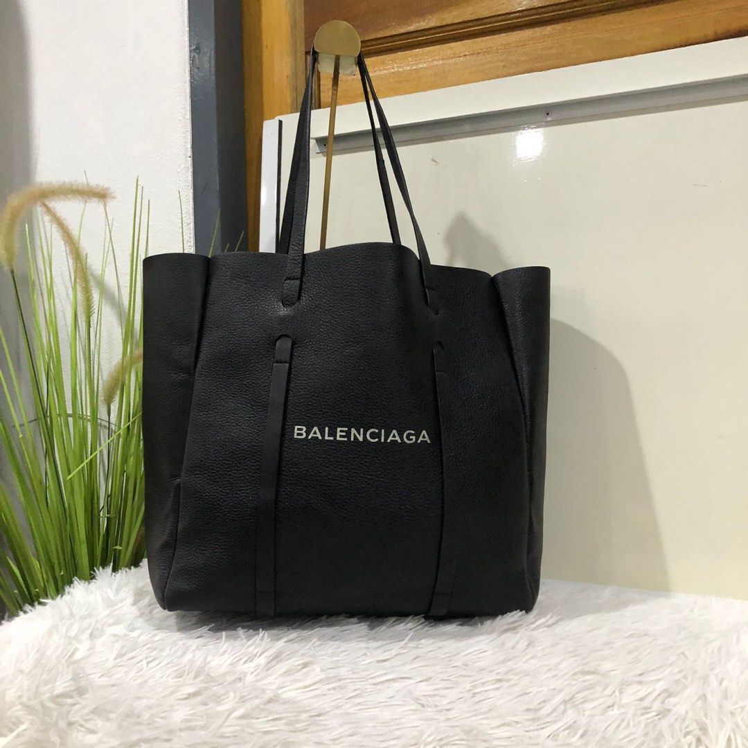 Balenciaga everyday m leather tote best sale