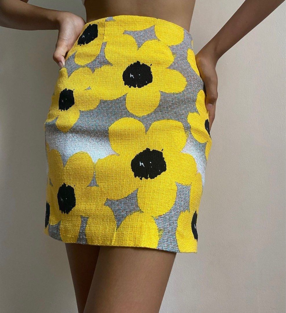 Floral woolen bandage skirt (Category: Skirts) located in Quezon City. Submitted by ange824 (Listing ID 1200575941, Image 1). Description: 💰 P199 only if PAYO :) 📍QUEZON CITY, Metro Manila 🛒 Shopee COD available Waistline: 28” Length: 15.5” Best fits small - semi medium frames! :) With zipper on the side.