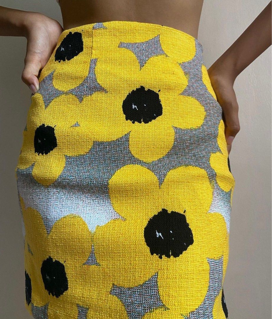 Floral woolen bandage skirt (Category: Skirts) located in Quezon City. Submitted by ange824 (Listing ID 1200575941, Image 2). Description: 💰 P199 only if PAYO :) 📍QUEZON CITY, Metro Manila 🛒 Shopee COD available Waistline: 28” Length: 15.5” Best fits small - semi medium frames! :) With zipper on the side.