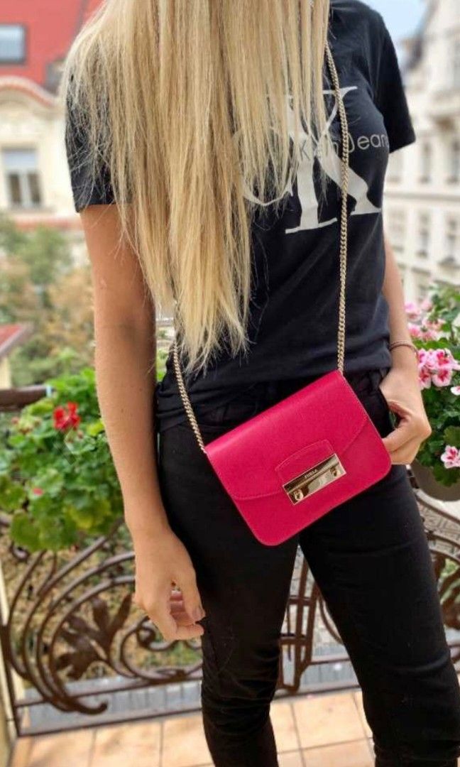 Gemakkelijk incompleet blootstelling FURLA Julia Mini Saffiano Leather Bag Fuchsia, Women's Fashion, Bags &  Wallets, Cross-body Bags on Carousell