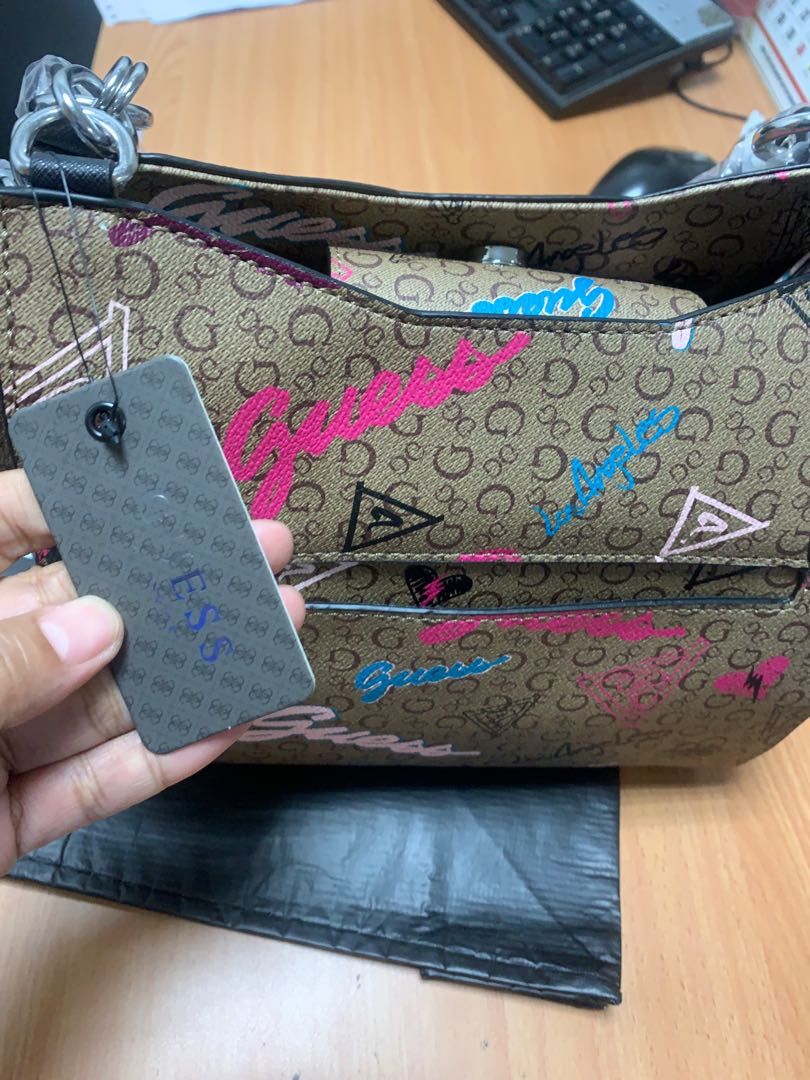 ORIGINAL Guess bag (Category: Shoulder Bags) located in Pasig City. Submitted by lizzy_ph (Listing ID 1200544785, Image 3). Description: Brand new with tag (bought from Canada) .
