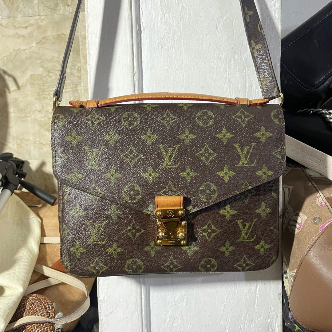 Tas Make Up Louis Vuitton, Fesyen Wanita, Tas & Dompet di Carousell