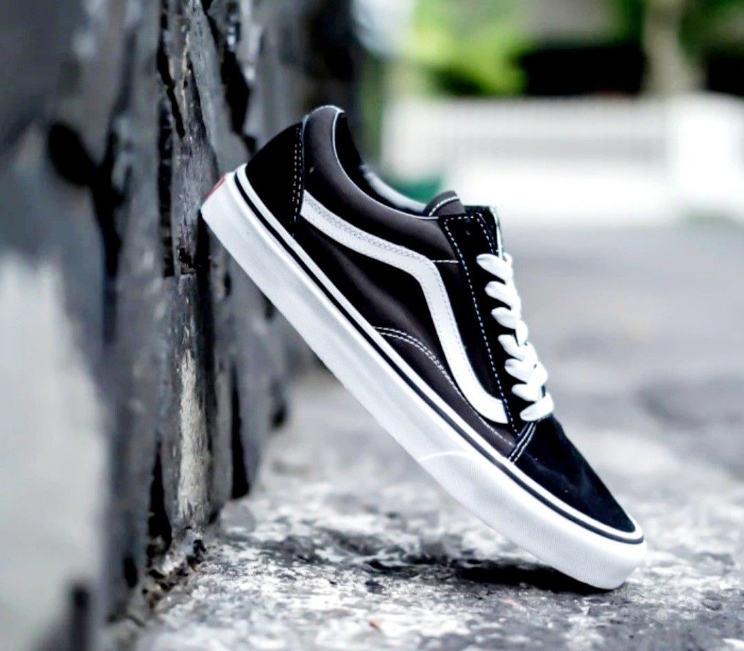 SEPATU SNEAKERS VANS OLD SKOOL HITAM PUTIH PRIA Fesyen Pria