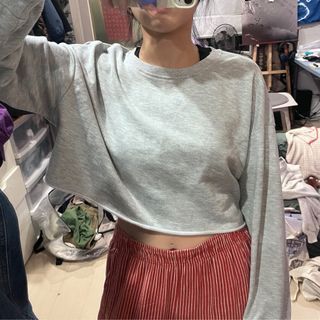 「灰短版大學T、短版長袖」