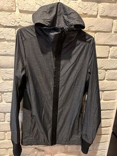 Adidas running 深灰單車上衣。