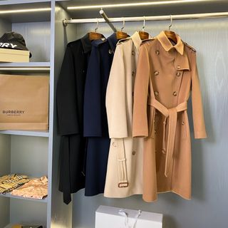 (Category: ) located in . Submitted by luxcloset.shop (Listing ID 1204207011, Image 1). Description: .