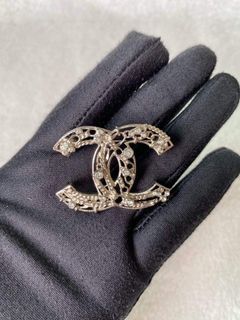 ▪️Chanel Brooch▪️

☑️Available in Bacolod

✅Condition: 9.5/10
✅Inclusions: Box and dustbag