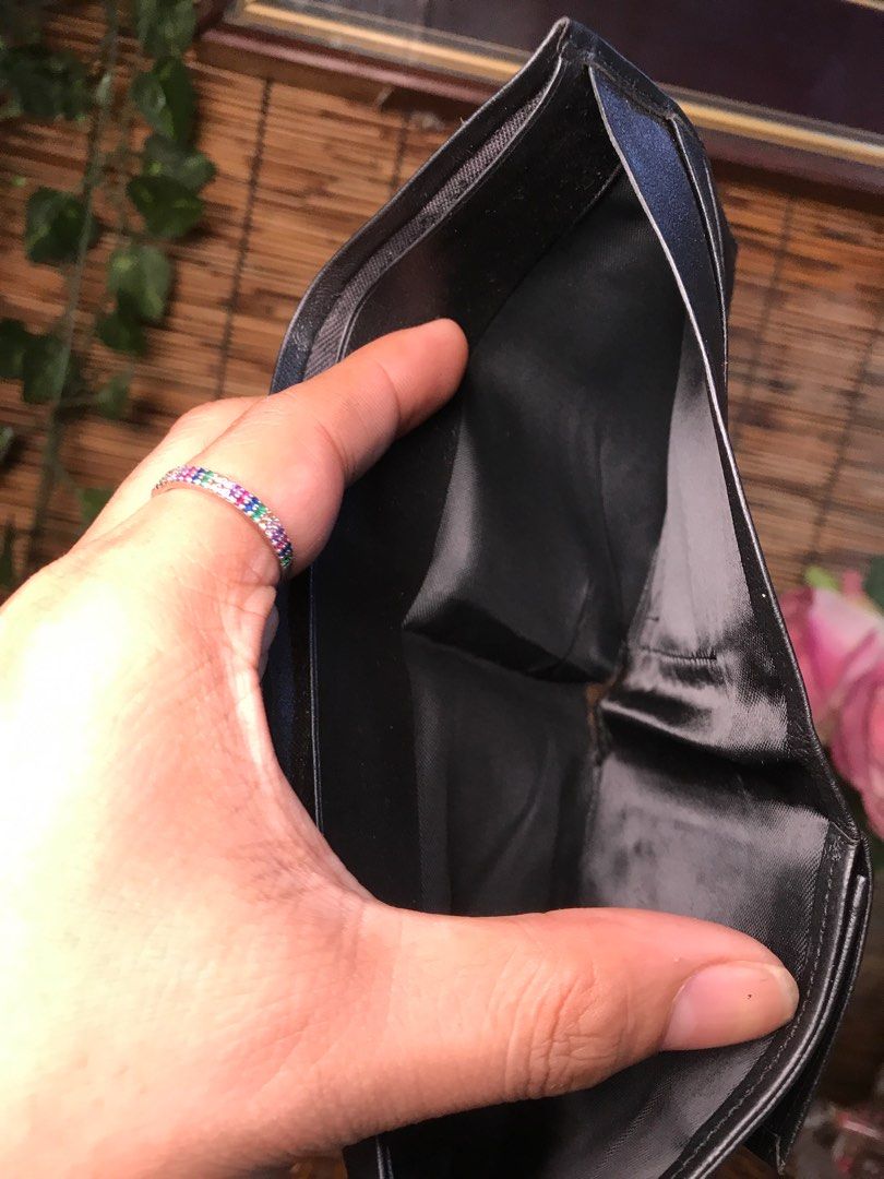 Genuine Soft Leather Vintage Billfold wallet (Category: Luxury Bags & Wallets) located in Quezon City. Submitted by whatsinmyclosett (Listing ID 1204221214, Image 2). Description: Genuine Soft Leather vintage Billfold wallet ☑️Item in Japan ☑️ORIGINAL ☑️Real Leather ☑️Vintage ☑️ good condition ☑️manage your EXPECTATIONS this is second hand / vintage bag HINDI po BRANDNEW Binibili mo 🔴NO RETURN. NO EXCHANGE 🔴BAWAL NA BAWAL SA MAARTE! 🔴we select