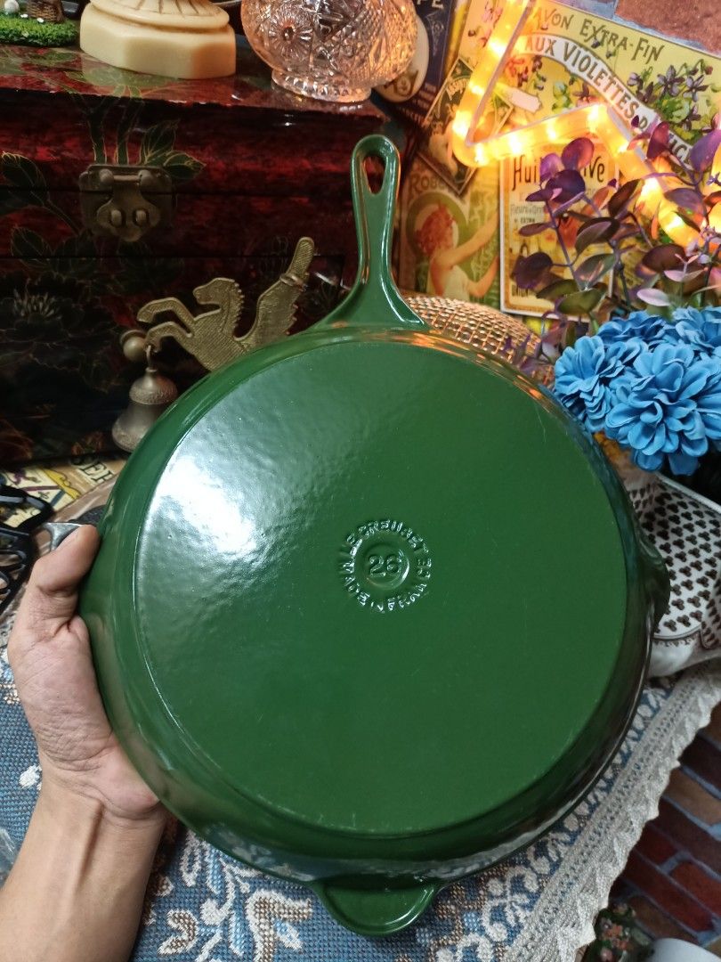 https://media.karousell.com/media/photos/products/2022/12/20/le_creuset_round_grill_pan_cas_1671543693_a3d9ee56_progressive.jpg