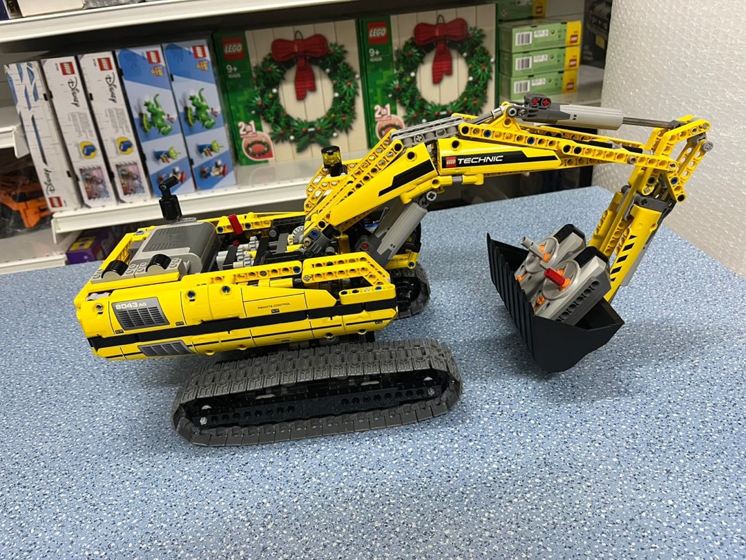 tvivl Løsne Etna LEGO Technic 8043 Motorized Excavator, Hobbies & Toys, Toys & Games on  Carousell