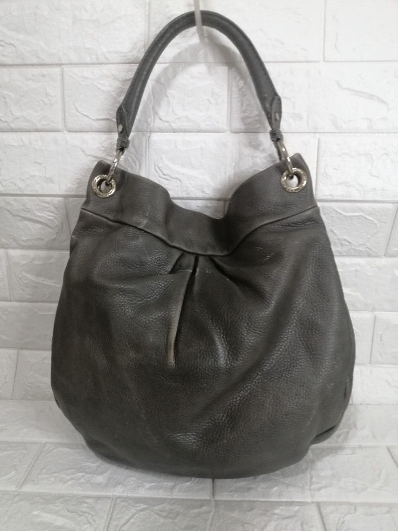 Marc By Marc Jacobs Leather Hillier Hobo Bag (Category: Luxury Bags & Wallets) located in Las Pinas. Submitted by etoksi1234 (Listing ID 1204237942, Image 2). Description: Pre-loved Marc By Marc Jacobs Leather Hillier Hobo Bag. With crackings on rubber linings (handle). With minimal signs of wear on the leather please zoom in photos for reference. Please manage your expectations. All sales are final. Kindly examine pictures carefully when buying 