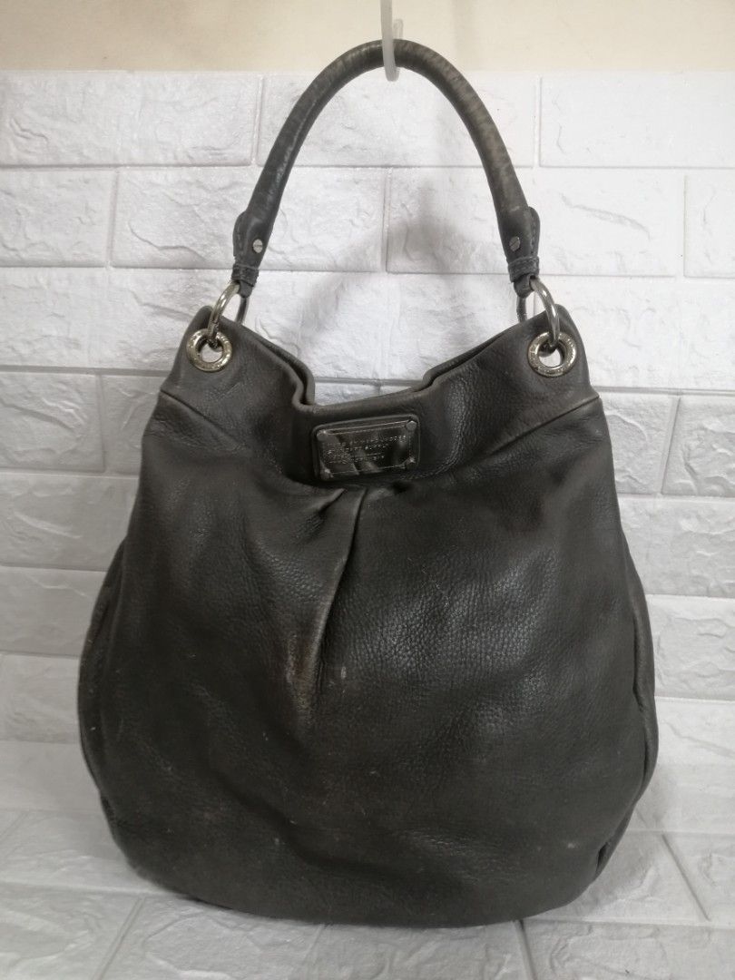 Marc By Marc Jacobs Leather Hillier Hobo Bag (Category: Luxury Bags & Wallets) located in Las Pinas. Submitted by etoksi1234 (Listing ID 1204237942, Image 1). Description: Pre-loved Marc By Marc Jacobs Leather Hillier Hobo Bag. With crackings on rubber linings (handle). With minimal signs of wear on the leather please zoom in photos for reference. Please manage your expectations. All sales are final. Kindly examine pictures carefully when buying 
