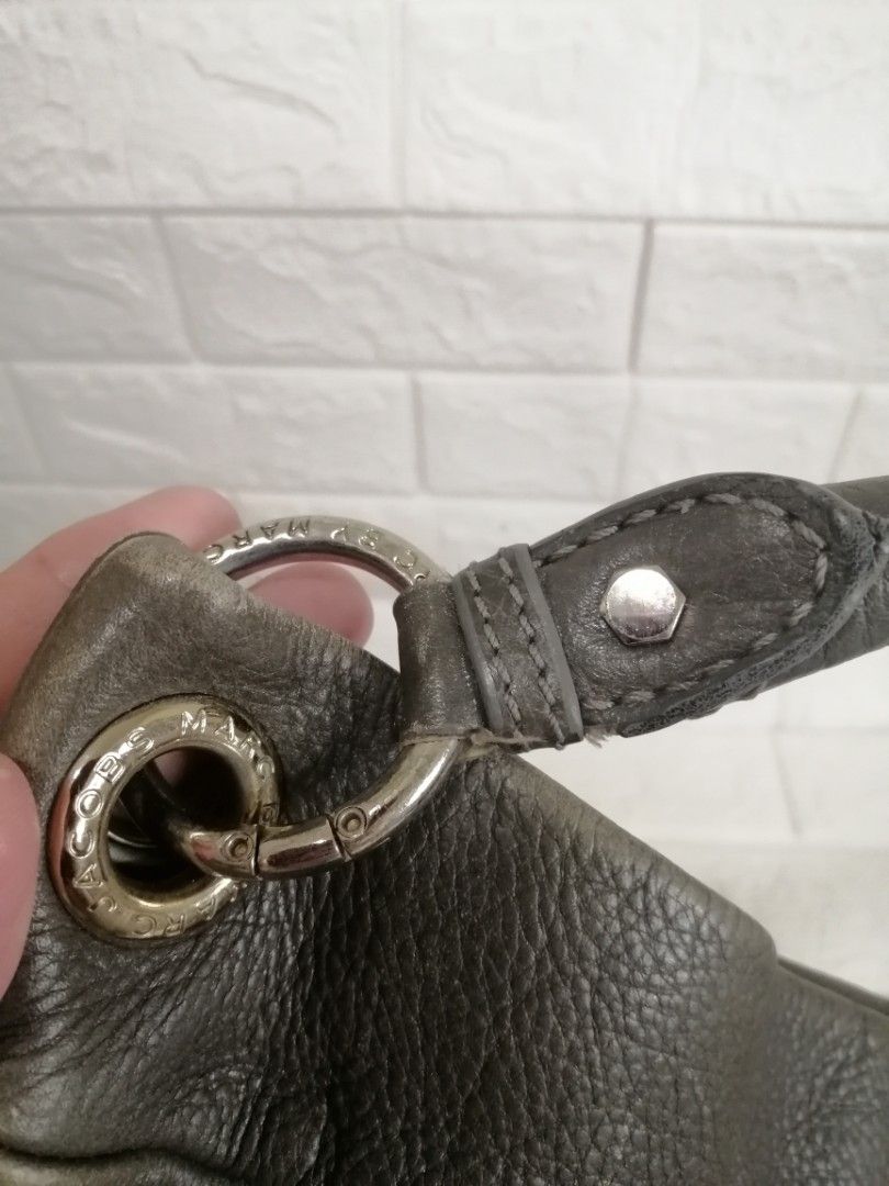 Marc By Marc Jacobs Leather Hillier Hobo Bag (Category: Luxury Bags & Wallets) located in Las Pinas. Submitted by etoksi1234 (Listing ID 1204237942, Image 3). Description: Pre-loved Marc By Marc Jacobs Leather Hillier Hobo Bag. With crackings on rubber linings (handle). With minimal signs of wear on the leather please zoom in photos for reference. Please manage your expectations. All sales are final. Kindly examine pictures carefully when buying 