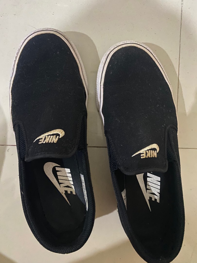 nike toki sneakers
