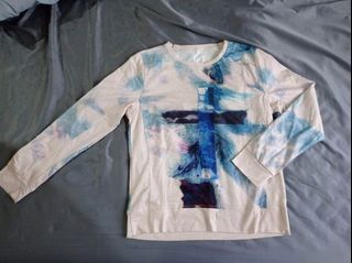 Pull-over w/ abstract cross design