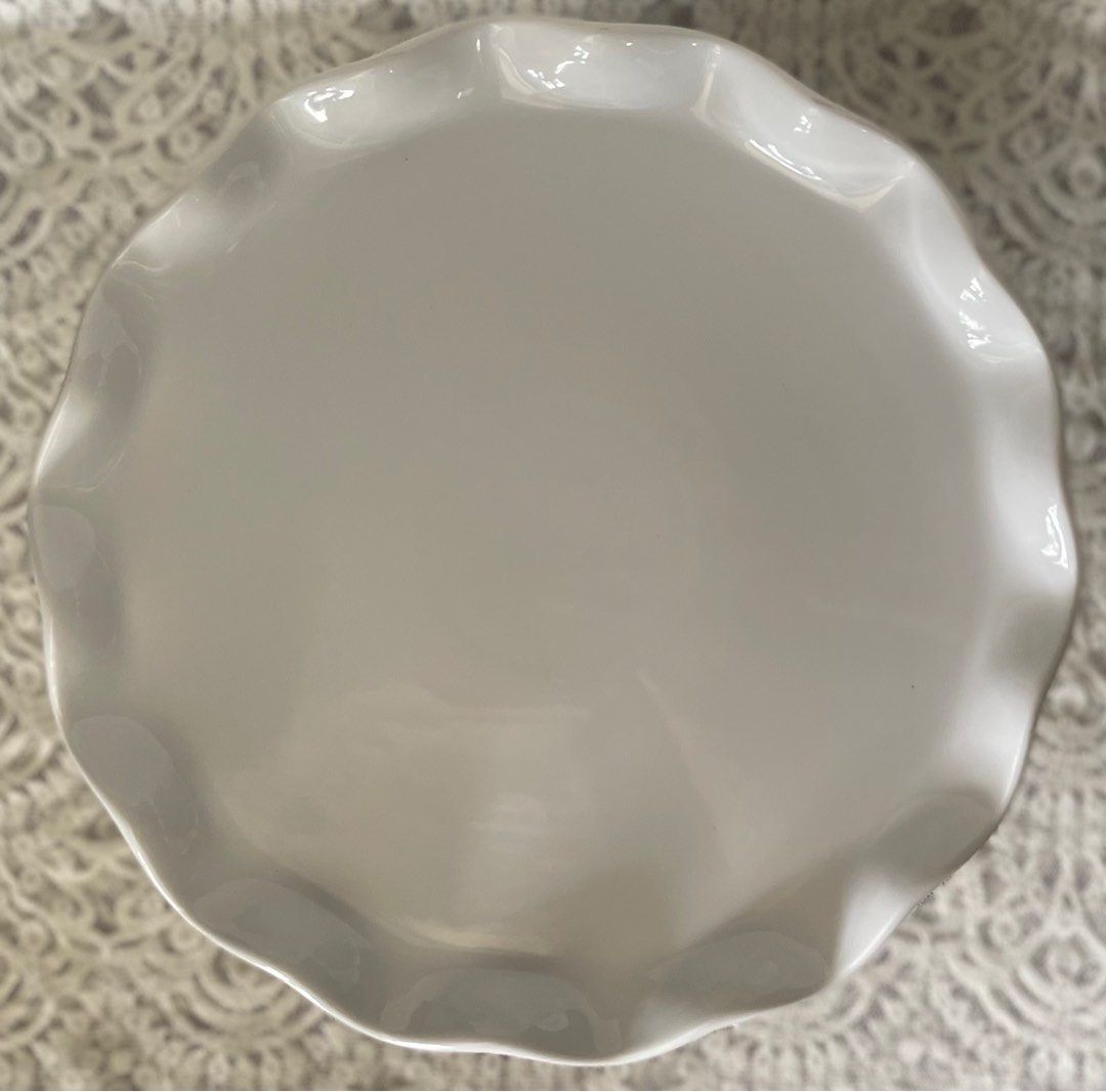 Scallop Ceramic Cake Stand (Category: Bakeware) located in Paranaque City. Submitted by vintagesoulmanila (Listing ID 1204289277, Image 2). Description: Measurements: *Diameter - 10 inches *Height - 5.5 inches.
