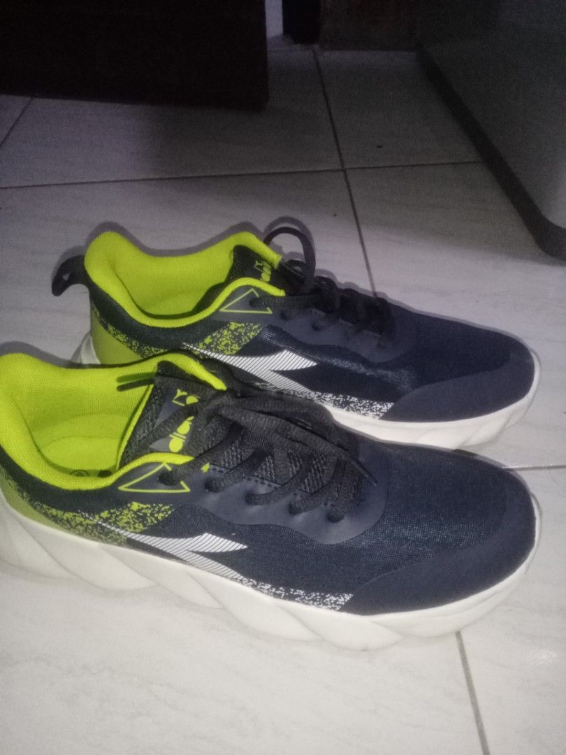Sepatu Sport Pria Merk Diadora sport station Fesyen Pria Sepatu