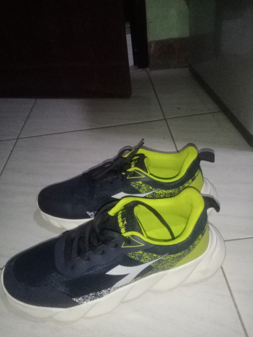 Sepatu deals merk diadora