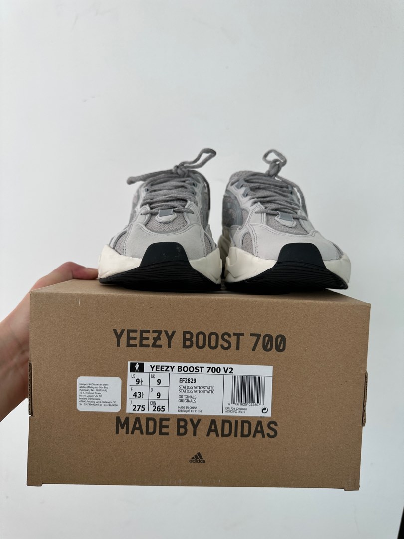 Yeezy box hotsell 700