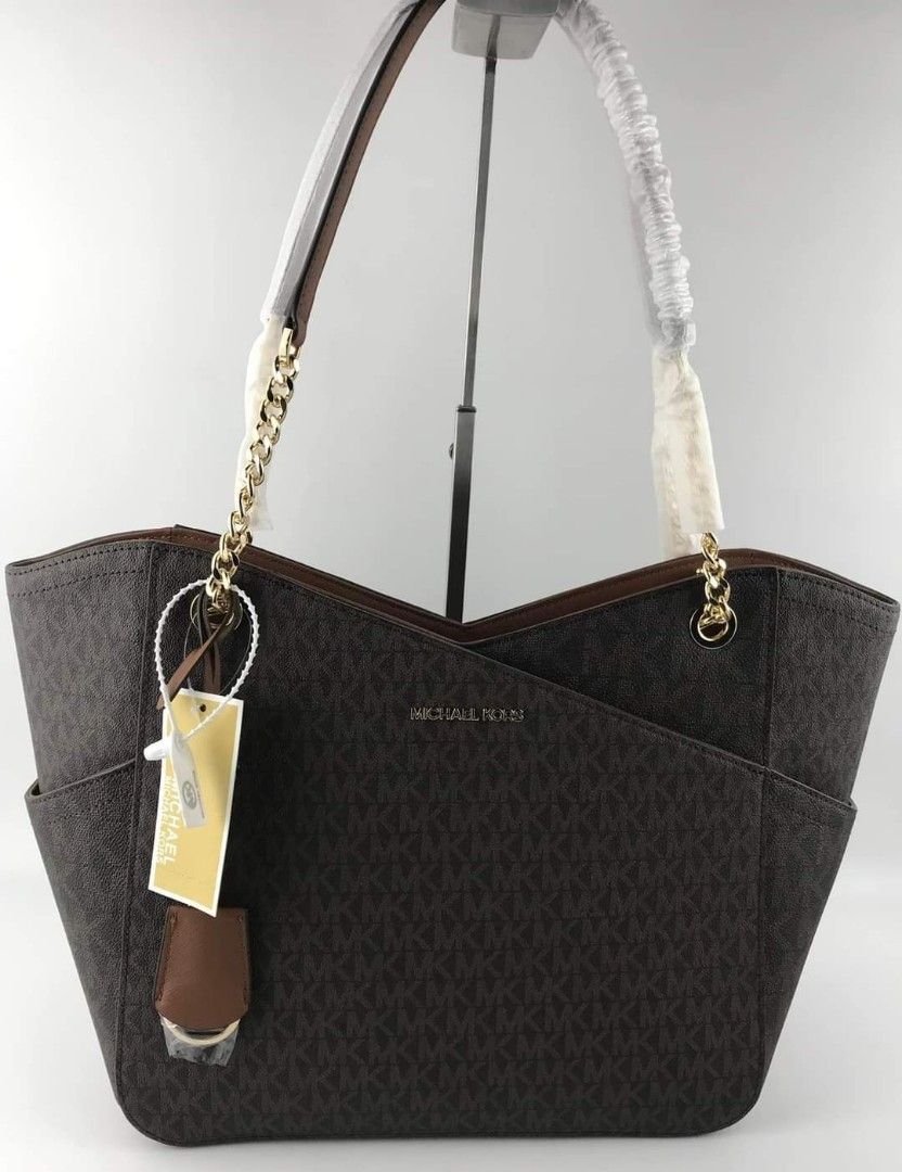 🍀 MK Jetset Travel Tote (Category: Luxury Bags & Wallets) located in Manila. Submitted by vera.prudence (Listing ID 1204638974, Image 3). Description: 🍀 MK Jetset Travel Tote ▪️15.6”W X 11”H X 5.5”D 💰 P3,000 ▪️Actual photo ▪️Plus SF.