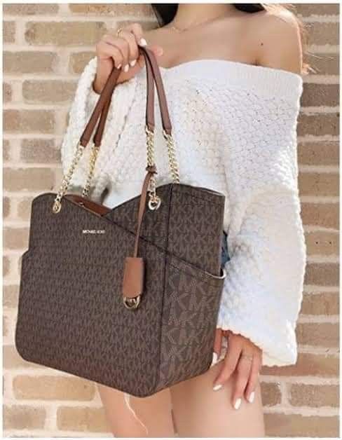 🍀 MK Jetset Travel Tote (Category: Luxury Bags & Wallets) located in Manila. Submitted by vera.prudence (Listing ID 1204638974, Image 1). Description: 🍀 MK Jetset Travel Tote ▪️15.6”W X 11”H X 5.5”D 💰 P3,000 ▪️Actual photo ▪️Plus SF.