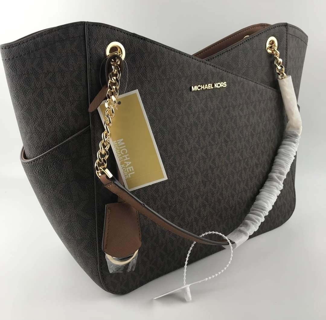 🍀 MK Jetset Travel Tote (Category: Luxury Bags & Wallets) located in Manila. Submitted by vera.prudence (Listing ID 1204638974, Image 2). Description: 🍀 MK Jetset Travel Tote ▪️15.6”W X 11”H X 5.5”D 💰 P3,000 ▪️Actual photo ▪️Plus SF.