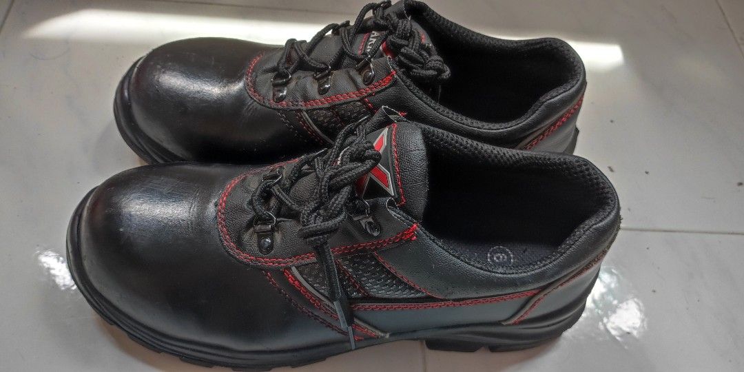 Armour on sale safety shoes